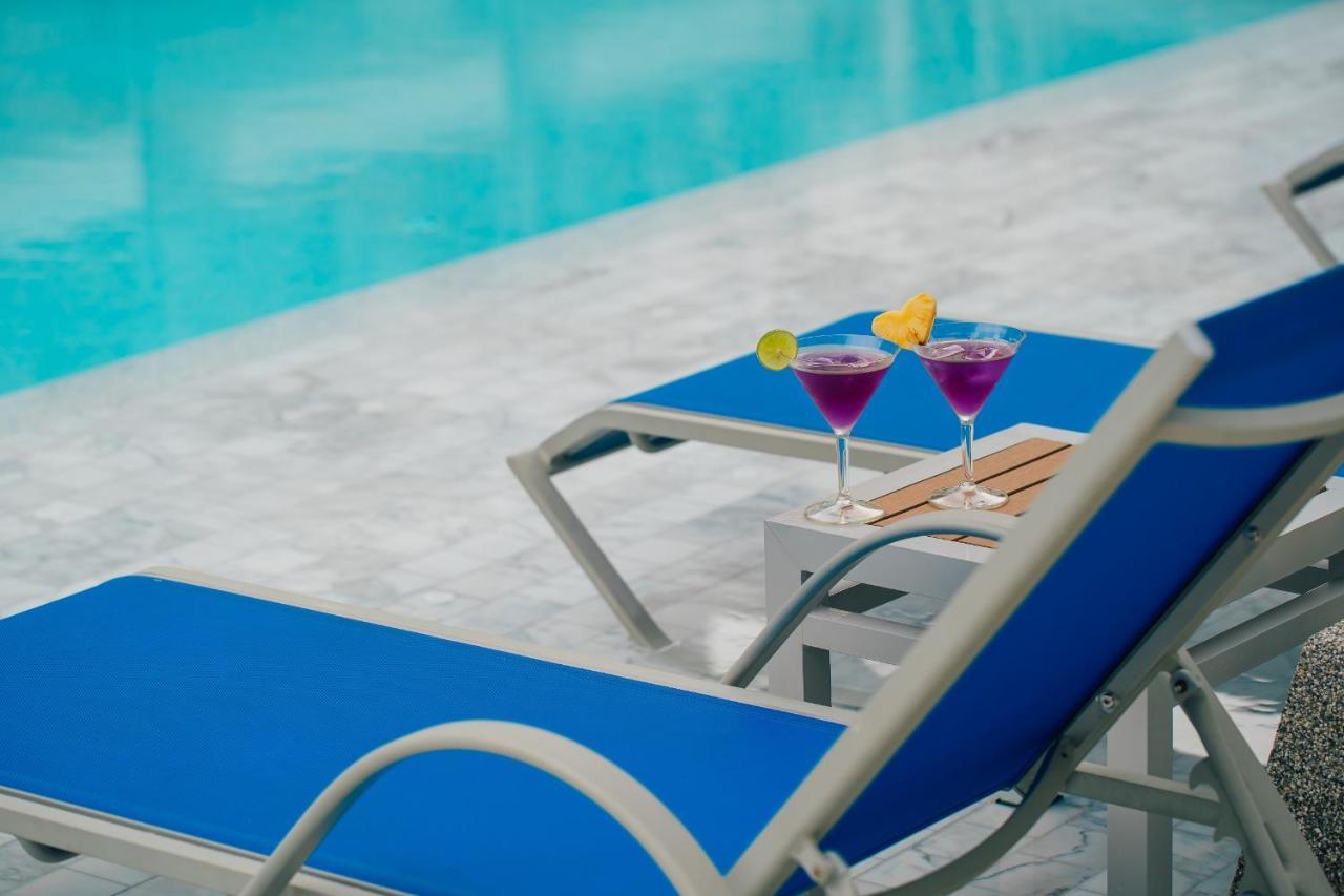 Seabed Grand Hotel Phuket - Sha Extra Plus Zewnętrze zdjęcie A poolside table