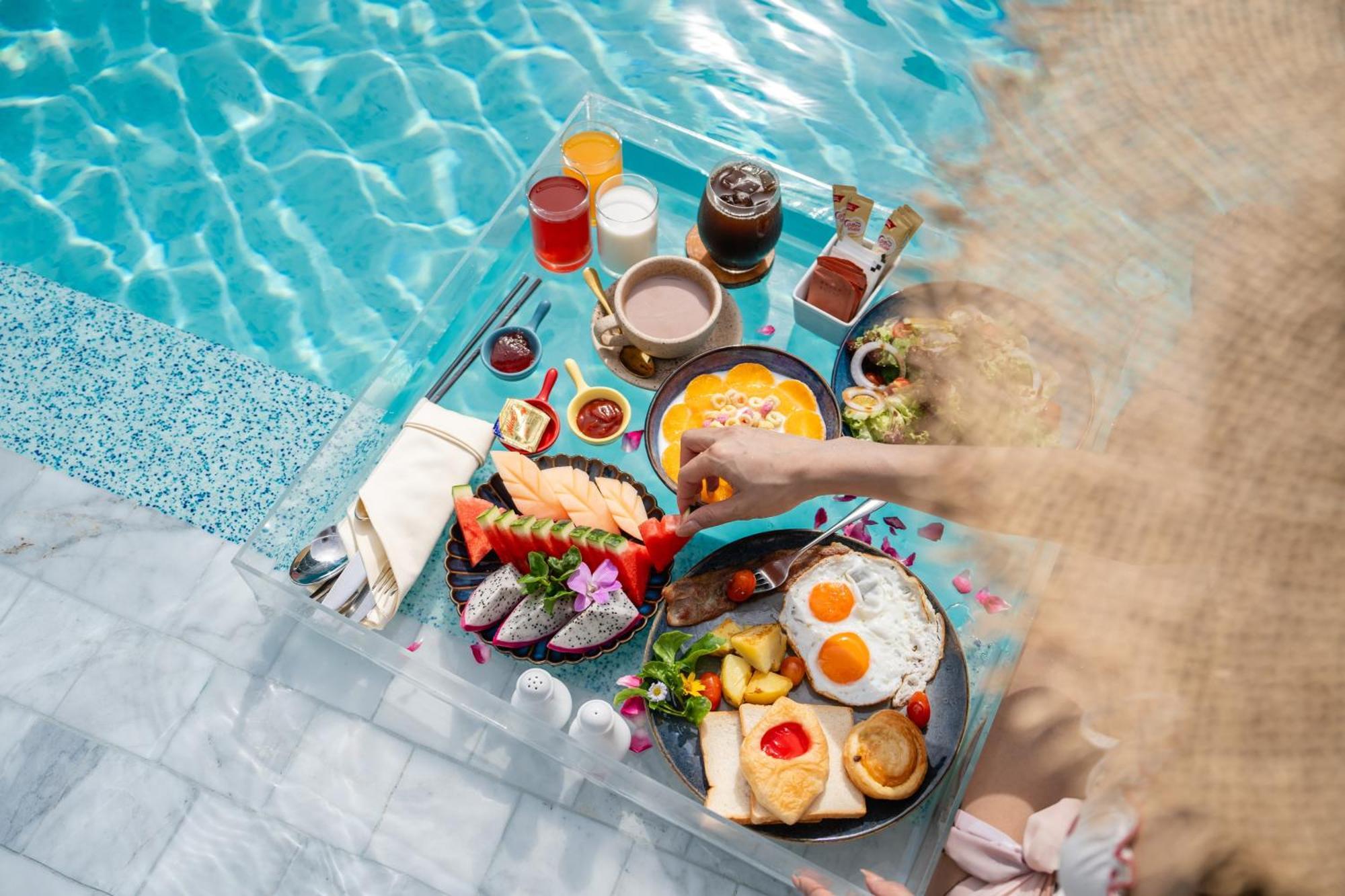 Seabed Grand Hotel Phuket - Sha Extra Plus Zewnętrze zdjęcie A floating breakfast at a resort in Bali, Indonesia
