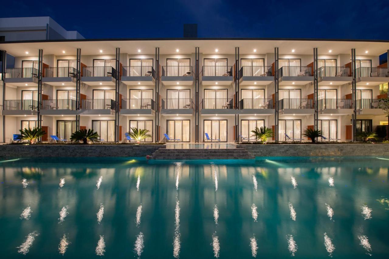 Seabed Grand Hotel Phuket - Sha Extra Plus Zewnętrze zdjęcie The hotel at night